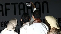 Anies dan Sandiaga sempat selfie bersama istrinya.