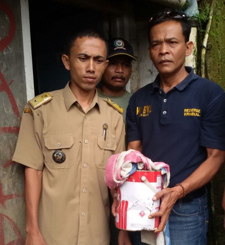 Jasad bayi yang dibuang dalam kaleng cat diamankan polisi (Istimewa)