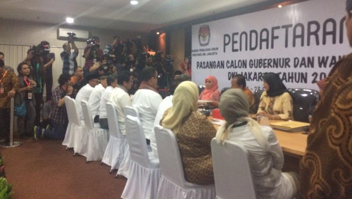Salam Komando, Anies-Sandiaga Resmi Daftar ke KPU