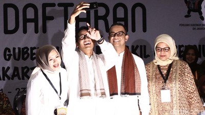 Gaya Selfie Anies dan Sandiaga Bareng Istri di KPU DKI