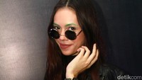Dikala banyak orang gandrung terhadap sulam alis, ia justru mewarnai alisnya itu dengan warna mencolok yakni hijau. Pool/Gus Mun/detikFoto.