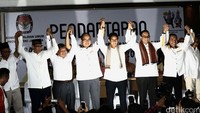 Anies dan Sandiaga bergandengan tangan bersama tim suksesnya usai mendaftar cagub/cawagub DKI.