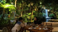 Foto: Suara air mengalir menyambut pengunjung. Rupanya ada taman dengan air terjun buatan. Wow, suasananya asri banget (Fitraya/detikTravel)