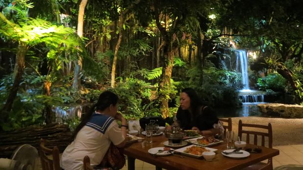 Air terjun buatan di dalam restoran (Fitraya/detikTravel)