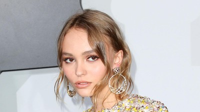 Seksinya Putri Johnny Depp Pamer Perut Rata