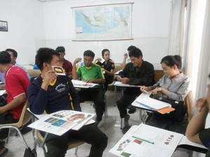 Kelas Bahasa Indonesia Gratis di Laos: Pakai Bahasa Tubuh hingga Baju Adat
