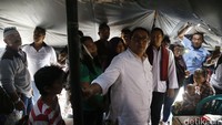 Di tenda, Fadli Zon sempat berdialog seorang ibu yang belum lama ini melahirkan bayi perempuan.