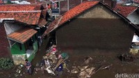 Lumpur masih di mana-mana.
