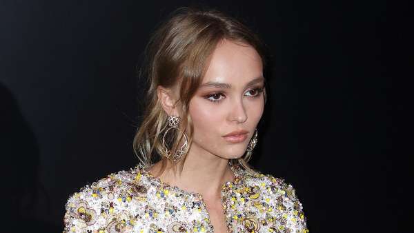 Seksinya Putri Johnny Depp Pamer Perut Rata Seksinya Putri Johnny Depp Pamer Perut Rata