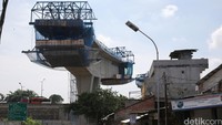Tiang pancang beton di persimpangan Ciledug dengan jalan tol JORR II.