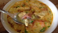Soto betawi gurih memakai daging yang empuk. Isiannya ada emping, daun bawang, kentang, tomat dan daun seledri. Rasanya gurih santan dan segar.
