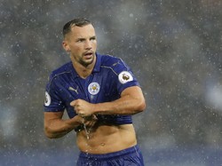 Meski jadi pemain penting yang mengantar Leicester City juara, banderol 35 juta pound Danny Drinkwater dianggap kelewat mahal saat ditebus Chelsea setahun lalu. Drinkwater lebih akrab dengan bangku cadangan the Blues dan kabarnya dilirik Crystal Palace serta West Ham. (Foto: Action Images via Reuters/Carl Recine)