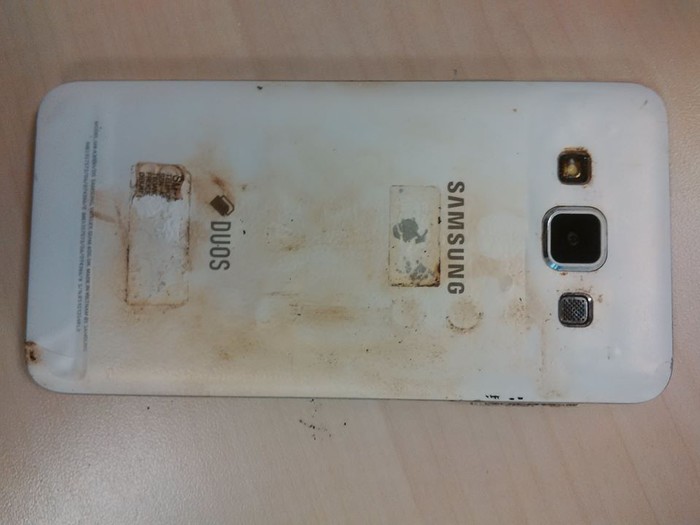 Galaxy A3 yang dilaporkan terbakar (Foto: Vera Devona) Galaxy A3 yang dilaporkan terbakar (Foto: Vera Devona)