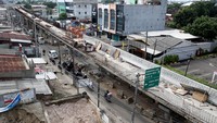 Lansekap pembangunan jalan layang khusus bus TransJakarta di Ciledug, Jakarta Selatan. Diperkirakan proyek tersebut akan selesai akhir 2016.