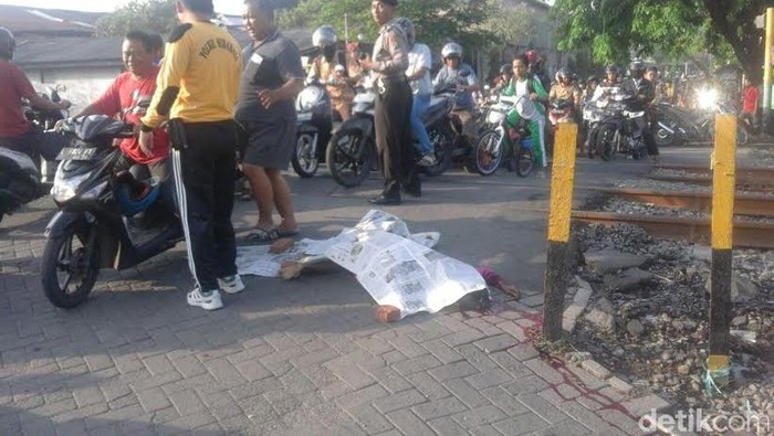 Seorang Pejalan Kaki Tewas Tertabrak Kereta Usai Belanja