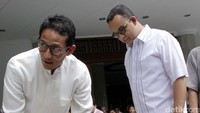 Keduanya kompak mengenakan baju koko warna putih.