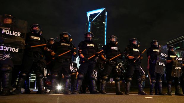 Polisi bersiaga dan mengawal jalannya aksi protes di Charlotte (REUTERS/Mike Blake)