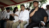 Ki Kusumo duduk di antara pendukung cagub dan cawagub DKI.