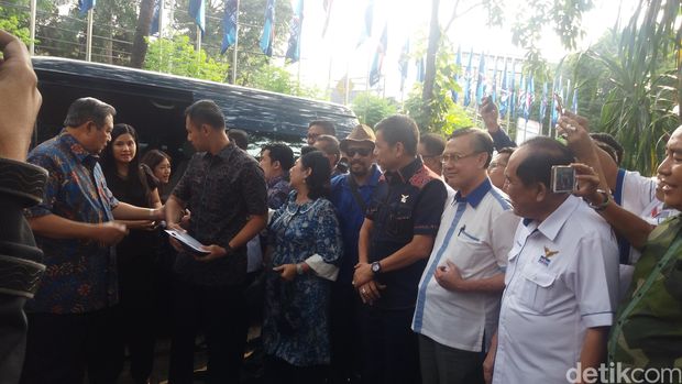 Agus Harimurti didampingi keluarga besar Yudhoyono (Arief Ikhsanudin/detikcom)