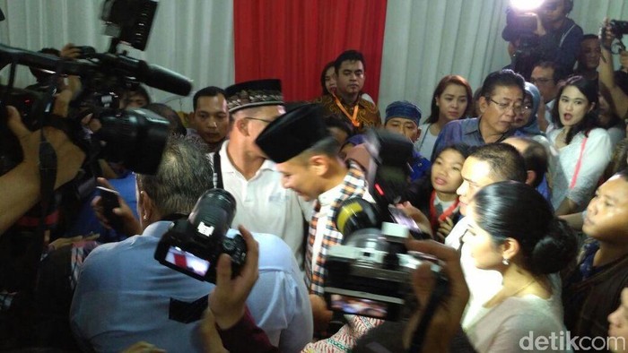 Usai Daftar di KPU DKI, Agus-Sylvi Pidato di Kantor Demokrat