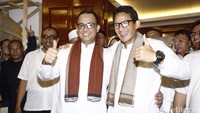 Anies Baswedan dan Sandiaga Uno mengacungkan jempolnya.