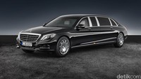 Mercedes-Maybach Pullman Guard. Mungkin tak ada mobil antipeluru yang paling populer selain mobil ini. Mobil senilai € 1,4 juta ini tak punya keraguan pada fitur perlindungannya. Limusin berbobot 5,1 ton itu punya lapisan polikarbonat di kaca yang sangat tebal. Jadi untuk membuka kaca saja butuh piranti hidrolik. Kecepatan maksimumnya dibatasi sampai 100 mil per jam meski menggunakan mesin V12 bertenaga 523 bhp. Foto: Pool (Carscoops)