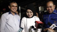 Perempuan yang lahir di Jakarta 11 Oktober 57 tahun lalu ini adalah peraih gelar None Jakarta tahun 1981. Dia kemudian berkarier sebagai PNS sebagai sta penatar BP-7 DKI periode 1985-1987 dan berlanjut menjadi Staf Biro Pembinaan Mental DKI.