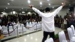 Gaya Selfie Anies dan Sandiaga Bareng Istri di KPU DKI