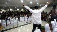 Gaya Sandiaga berpose di depan media.