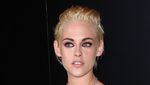 Gaya Kristen Stewart dengan Rambut Blonde dan Crop Top Chainmail