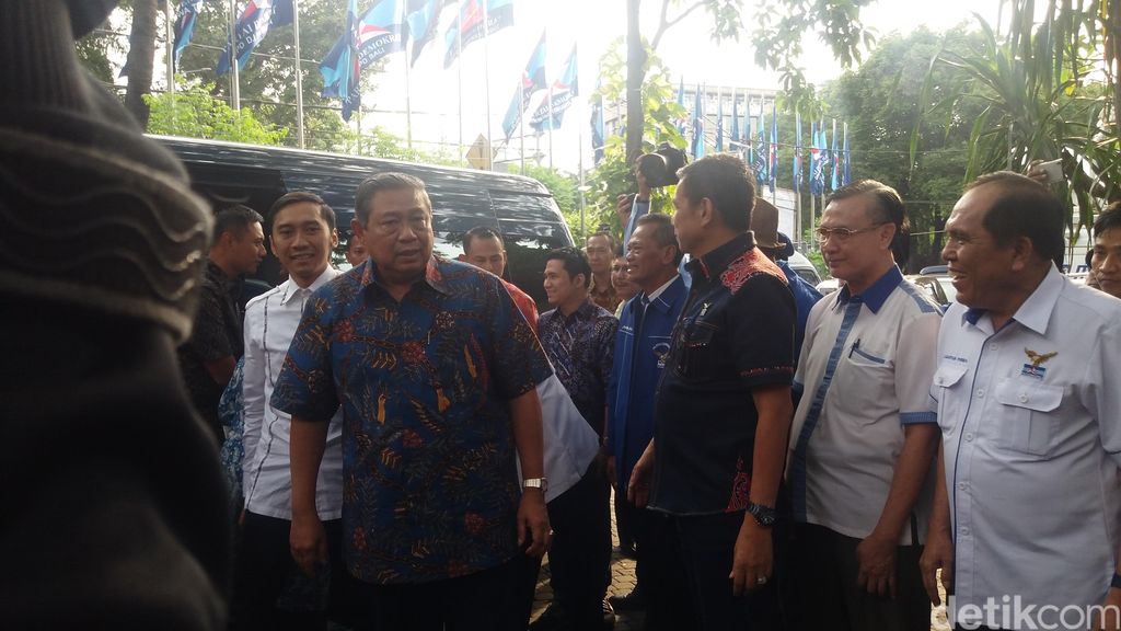 Agus Harimurti didampingi keluarga besar Yudhoyono (Arief Ikhsanudin/detikcom)