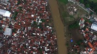 Tampak bagian kanan dan kiri sungai Cimanuk habis tersapu banjir.