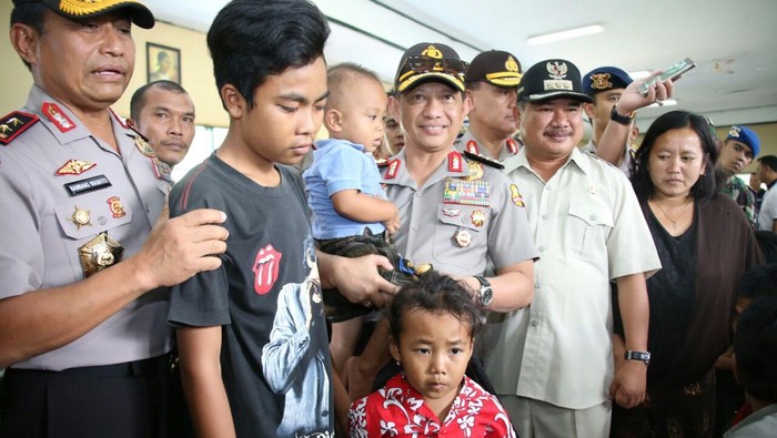 Kapolri Tinjau Banjir Bandang Garut dan Serahkan Bantuan ke Pengungsi