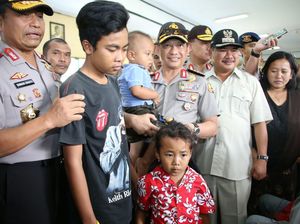 Kapolri Tinjau Banjir Bandang Garut dan Serahkan Bantuan ke Pengungsi