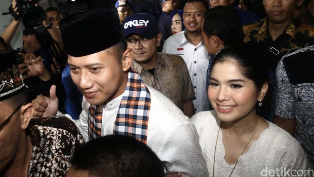 Foto: Agus Yudhoyono dan Annisa Pohan di Kantor KPU DKI (Hasan/detikfoto)