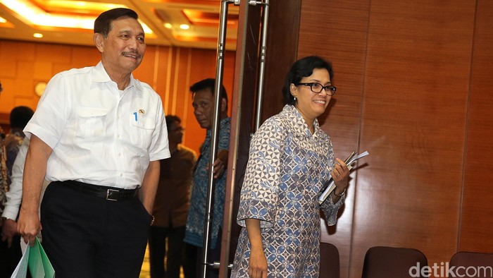 Menkeu Sri Mulyani dan Menko Kemaritiman sekaligus Plt Menteri ESDM Luhut Panjaitan mengumumkan perombakan PP No. 79/2010 di gedung Kemenkeu, Jakarta, Jumat (23/9/2016)