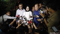 Deputi Gubernur DKI Bidang Kepariwisataan dan Kebudayaan Sylviana Murni datang ke kediaman Susilo Bambang Yudhoyono di Puri Cikeas, Bogor, Jawa Barat sekitar pukul 02.15 WIB, Jumat (23/9/2016), sebelum pengumuman pasangan cagub.