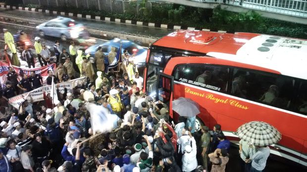Saat bus yang membawa Agus dan Sylviana tiba di KPU DKI (Noval Dhwinuari Antony/detikcom)