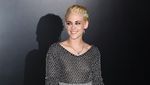 Gaya Kristen Stewart dengan Rambut Blonde dan Crop Top Chainmail