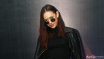 Shae Tampil dengan Alis Berwarna Hijau, Yay or Nay?