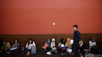 Para pencari kerja beristirahat dengan duduk lesehan arena Job Fair 2016.