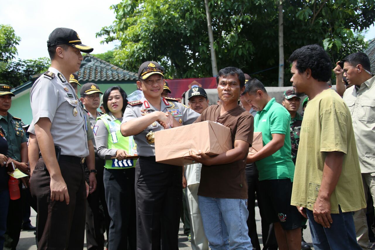 Foto: Kapolri Jenderal Tito Karnavian memberikan bantuan kepada para pengungsi banjir bandang Garut (dok Humas Polri)