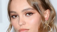 Dengan make-up smokey eyes, anting besar dan lipstik pink membuat model berusia 17 tahun itu tampil memesona. Frederick M. Brown/Getty Images/detikFoto.