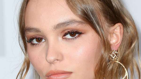 Seksinya Putri Johnny Depp Pamer Perut Rata Seksinya Putri Johnny Depp Pamer Perut Rata