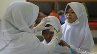 Sejumlah siswa siswi anggota Palang Merah Remaja (PMR), mengikuti simulasi pertolongan palang merah di Museum Nasional, Jakarta, Sabtu (24/09/2016).