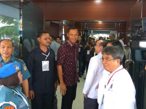 Foto: Agus tiba di RSAL Mintohardjo (Andhika Prasetia/detikcom)