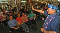 Para penumpang ini terlihat antusias saat memainkan angklung yang diarahkan oleh instruktur.