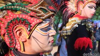 Grup Kesenian Topeng Ireng, ikut memeriahkan acara Festival Payung Indonesia 3. Grup dari Lereng Merapi ini tampil dalam sesi pembukaan acara.