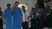 Sebelum masuk ke ruangan sekitar pukul 07.52 WIB, Ahok-Djarot sempat menyapa para jurnalis yang telah menunggu.