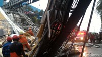 Di lokasi, Sabtu (24/9/2016) pukul 16.10 WIB, puing jembatan menutupi ruas jalan di terowongan Pasar Minggu arah ke Depok.